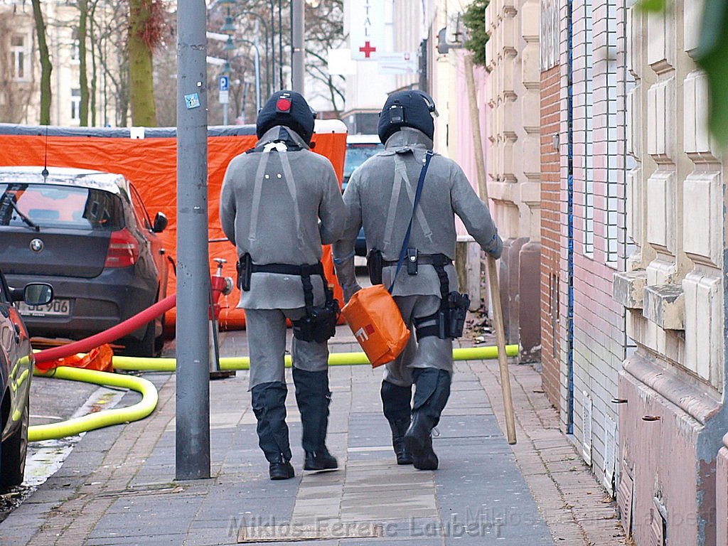 Einsatz Feuerwehr SEK Polizei Koeln Nippes Merheimerstr P106.JPG